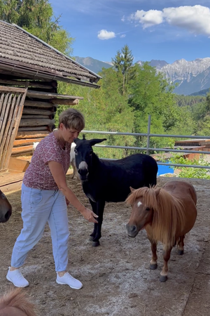 Bäuerinnen füttert Pony