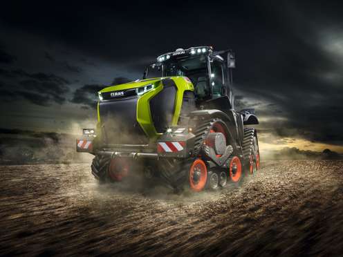 Großtraktor von Claas auf dem Feld