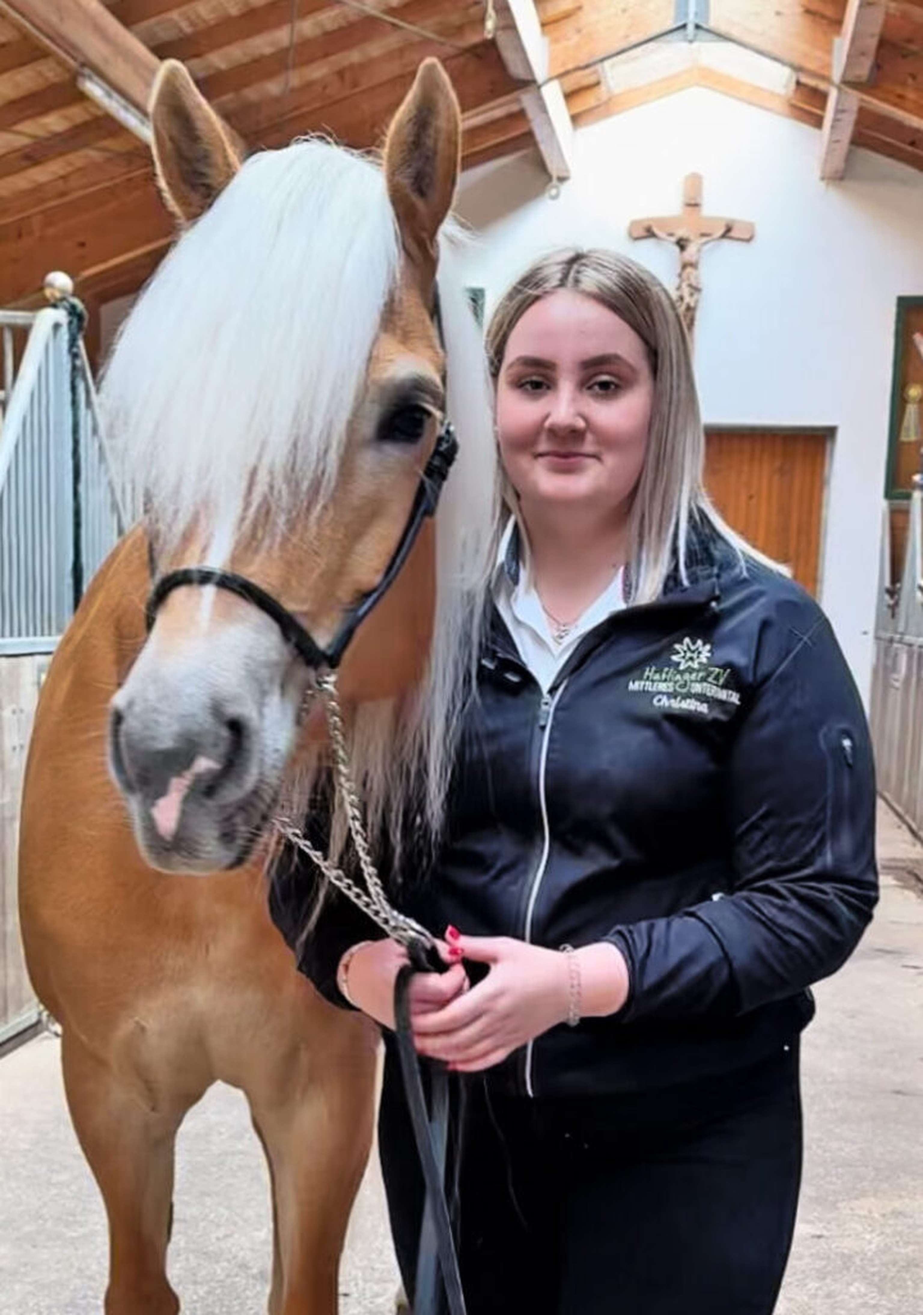 Christina möchte mit der Stute Sirina, einer Tochter von Soraia Sissy und dem Hengst Walzertraum, züchterisch in die Fußstapfen ihres Opas treten.