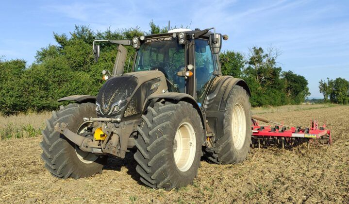 Arbeitet mit dem 5m-Leichtgrubber mit Leichtigkeit