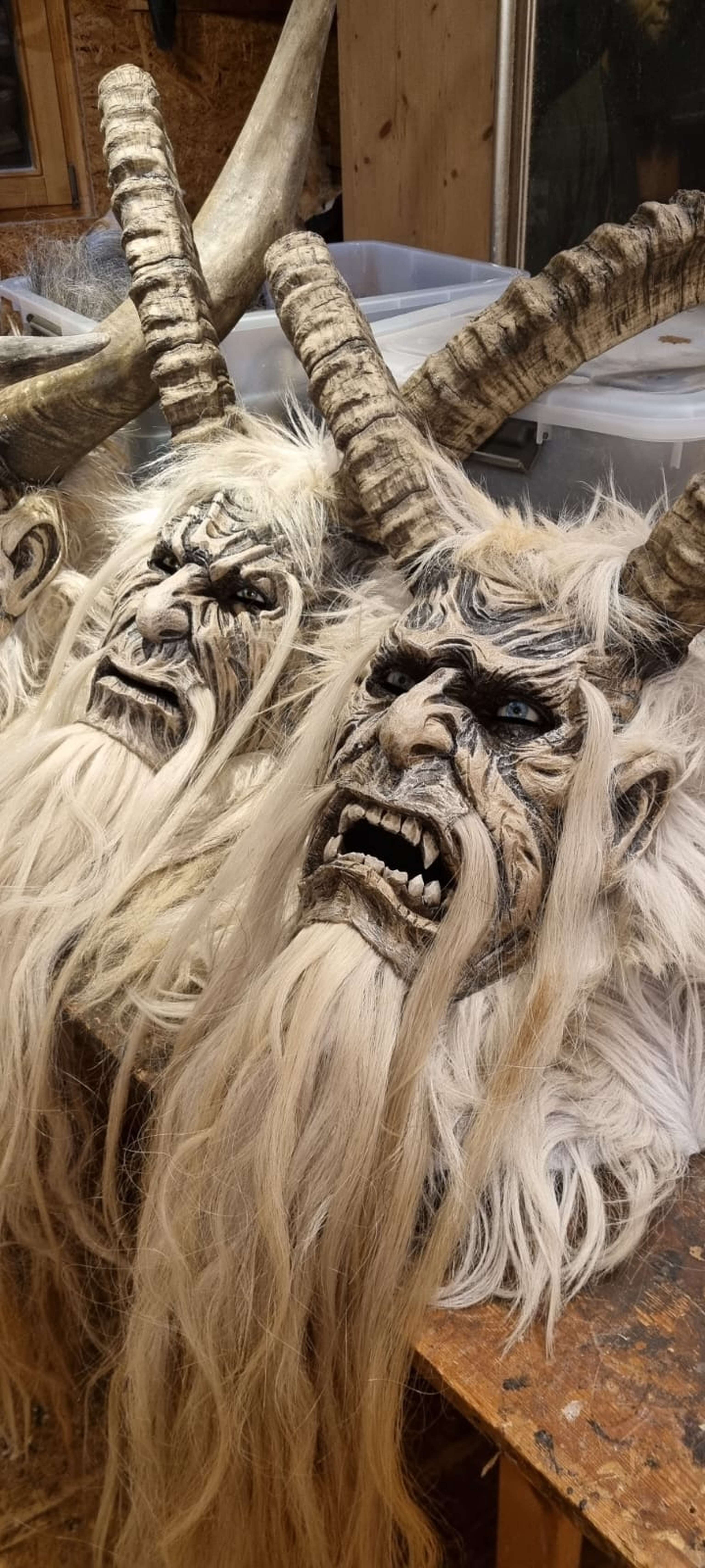Zwei Masken