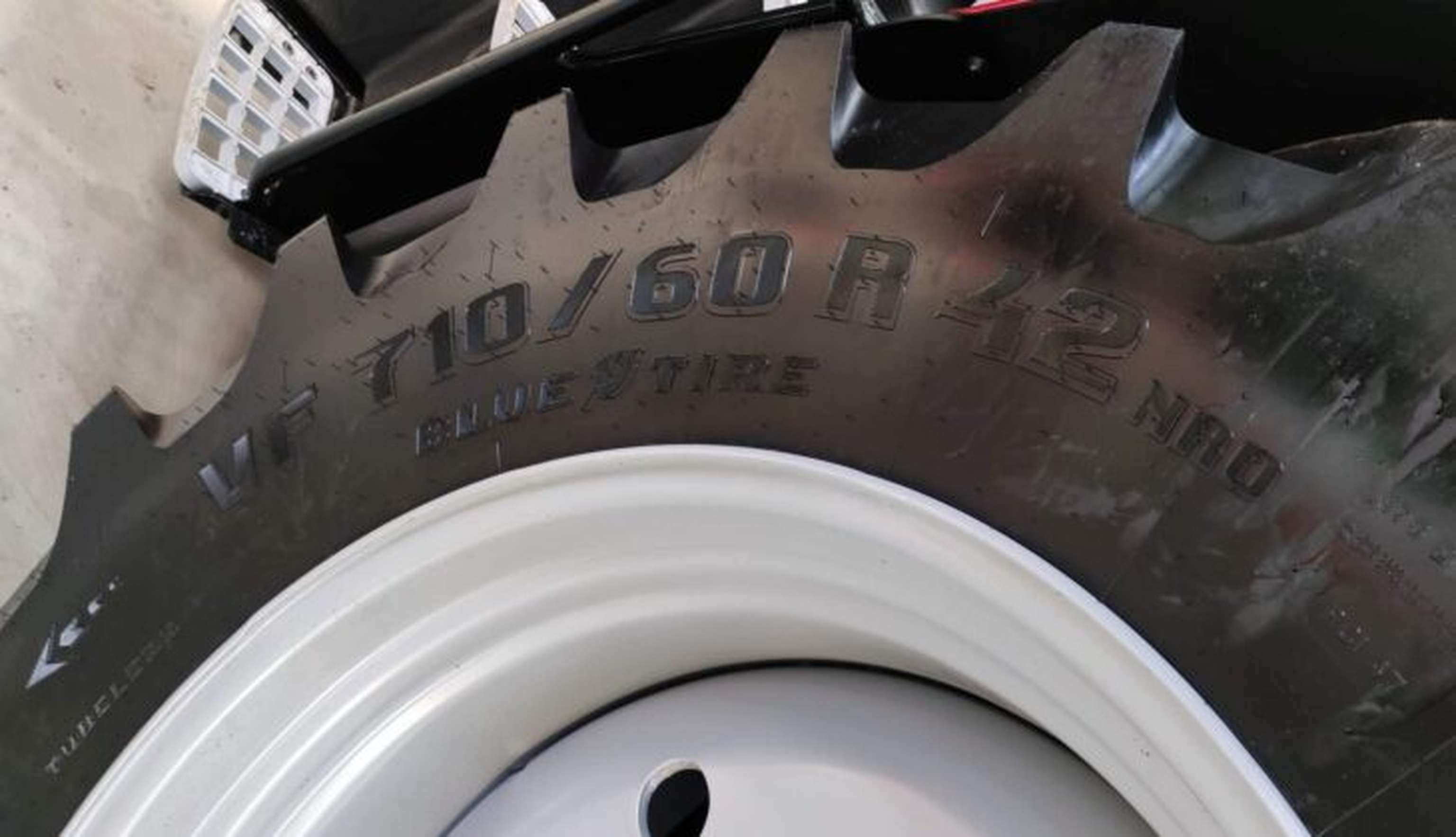 Den Aufpreis wert: die bodenschonende Heckbereifung 710 60 R42 VF