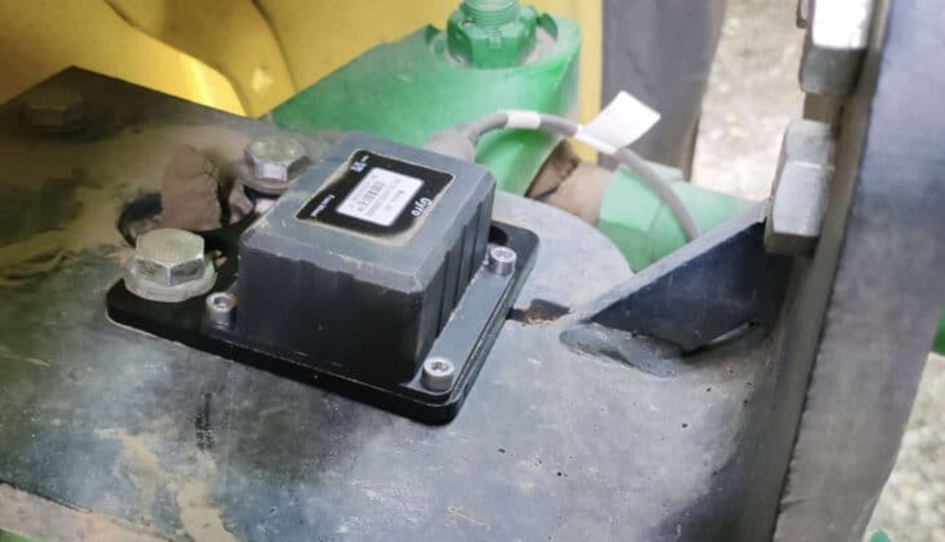 Der Lenkwinkelsensor stört nicht beim Schmieren der Achse.