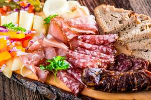 Köstliche Jause mit Speck, Rohwürsten und vielen mehr