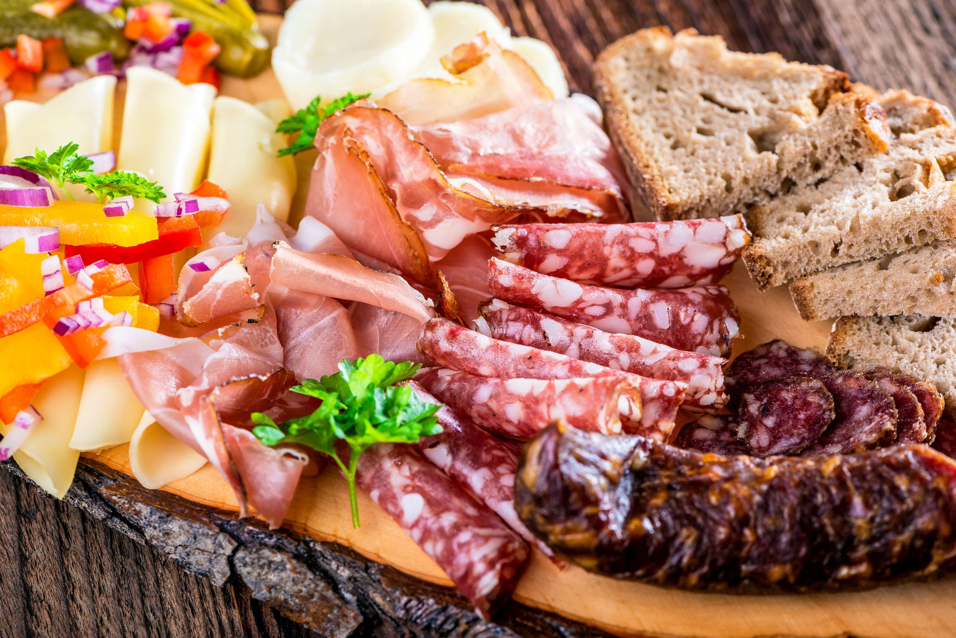 Köstliche Jause mit Speck, Rohwürsten und vielen mehr