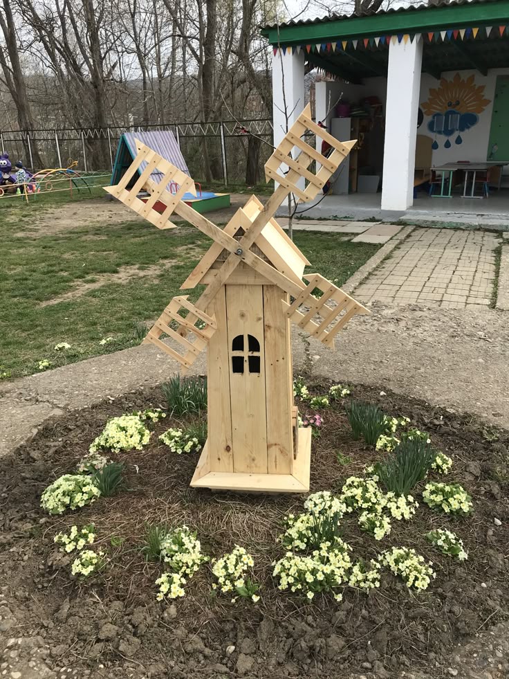 Bild 0 von Anzeige: Windmühlen Blumentrog mit Vogelhaus Konstruktionen.Wagnerei Tischlerei 