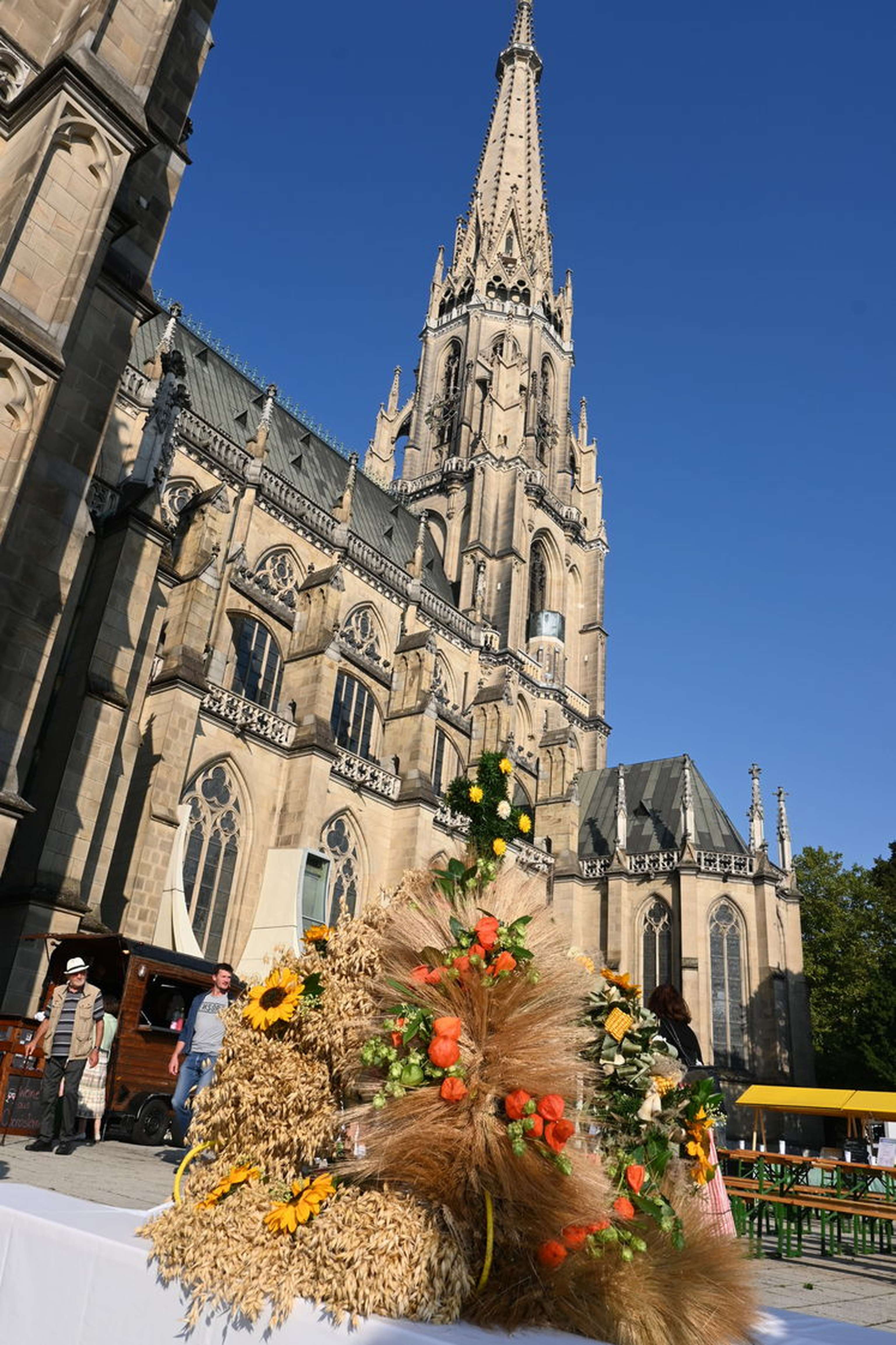 Eine Erntekrone vor dem Linzer Mariendom