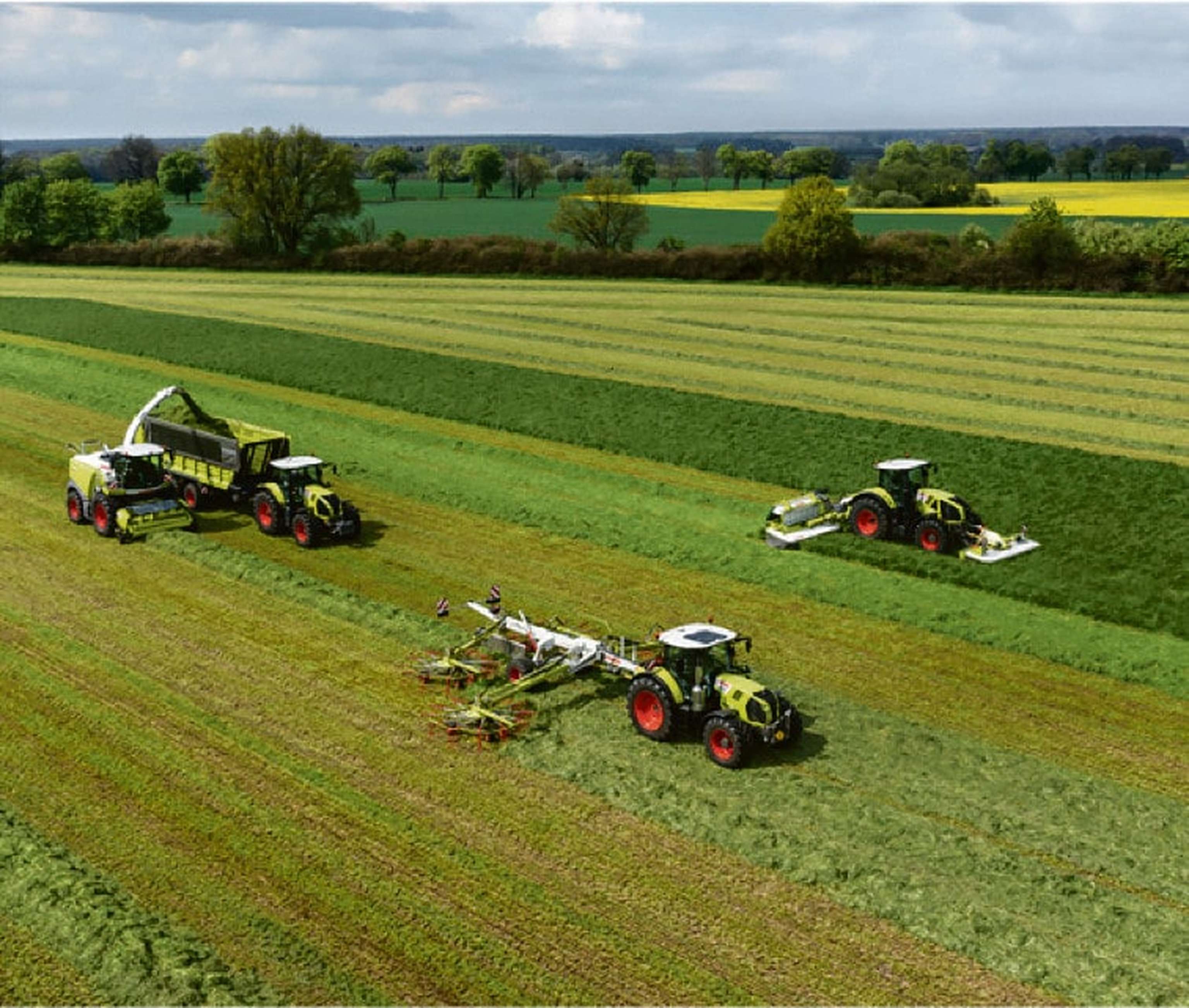 Claas-Traktoren mit Grünland­maschinen