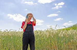 Frau ruft Sorgentelefon an