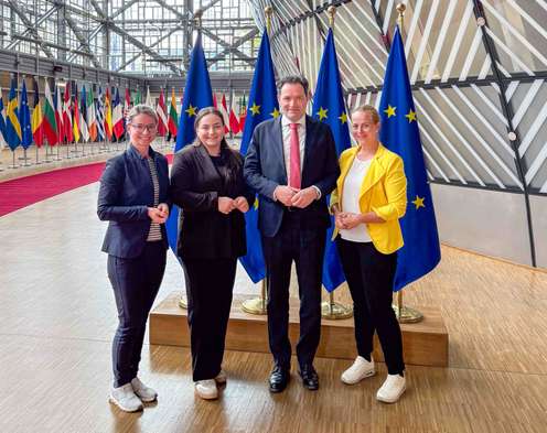 Bäuerinnen mit Totschnig in Brüssel