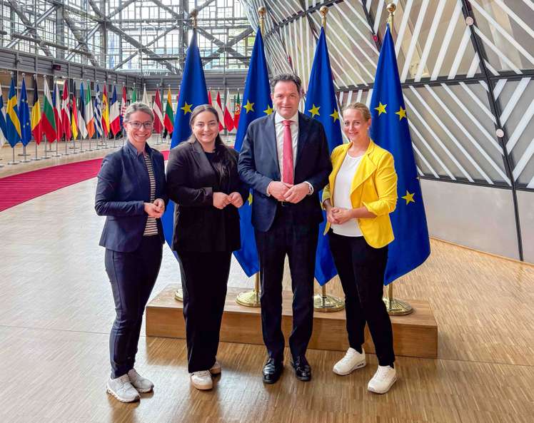Bäuerinnen mit Totschnig in Brüssel