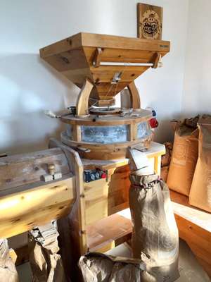 Seit sechs Jahren wird das Getreide mit dieser Mühle gemahlen.