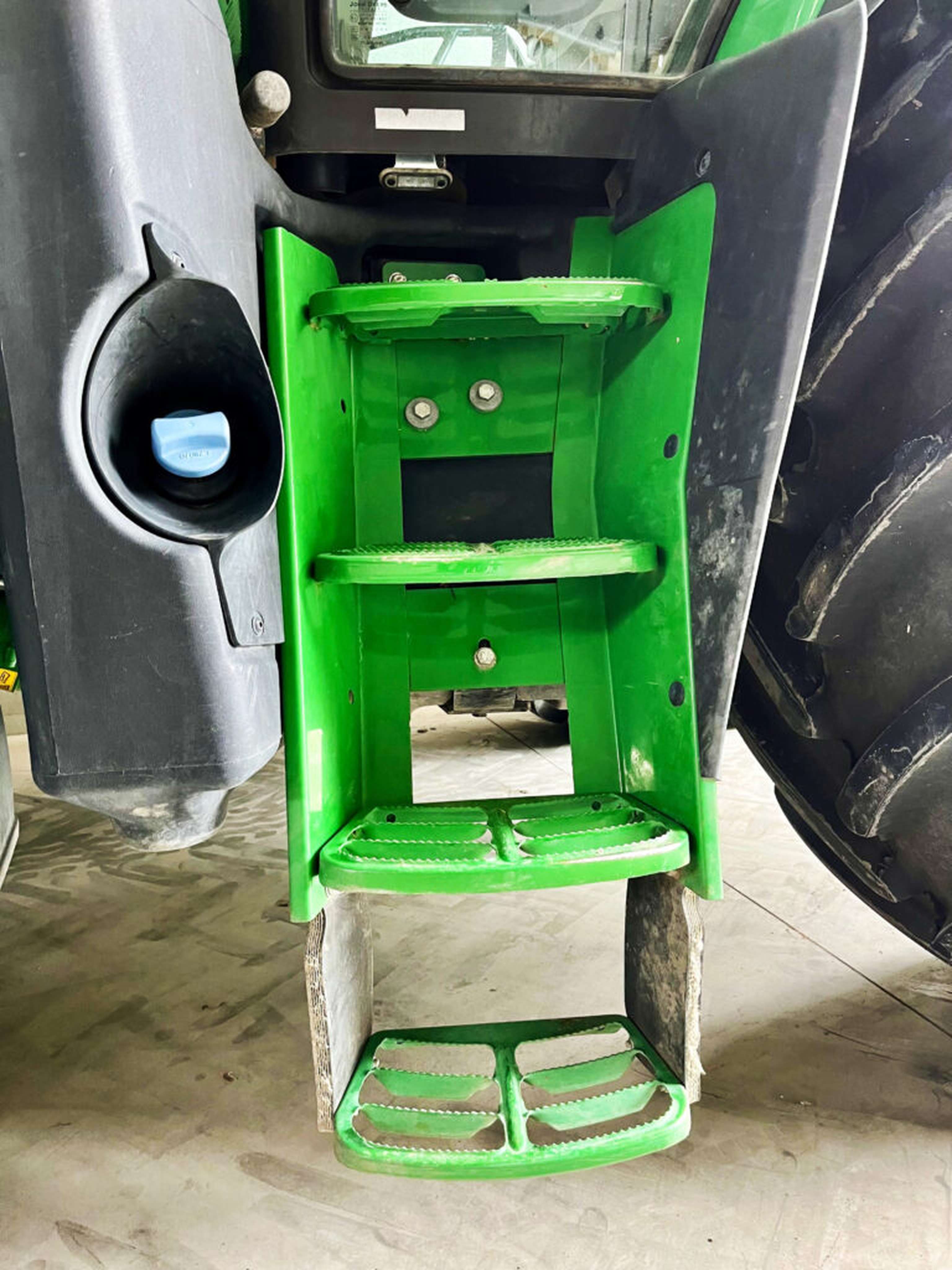 Zusätzliche Stufe am Traktor.
