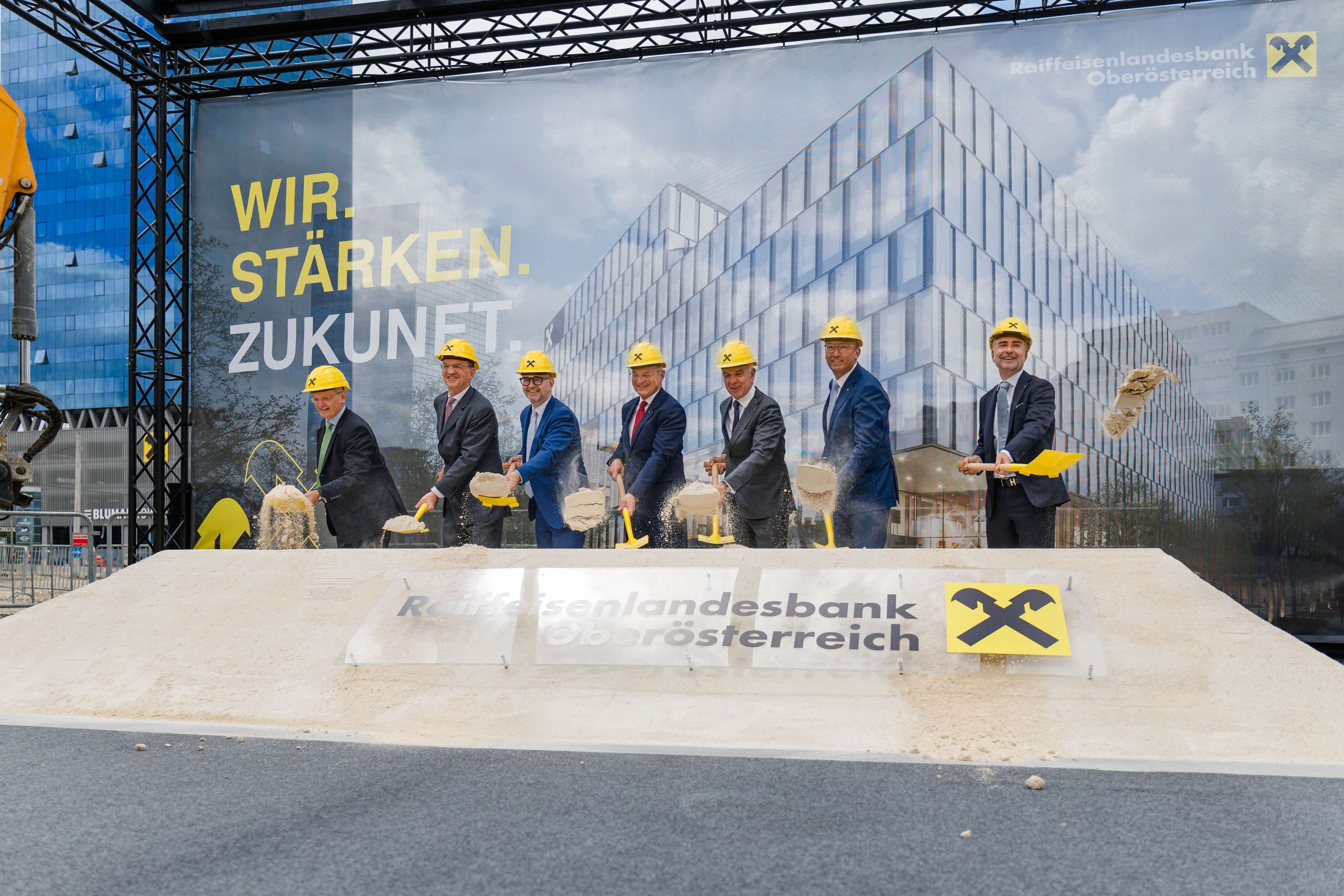 Spatenstich auf der Baustelle.