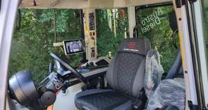 Die helle Traktorkabine passt wie ein Maßanzug.