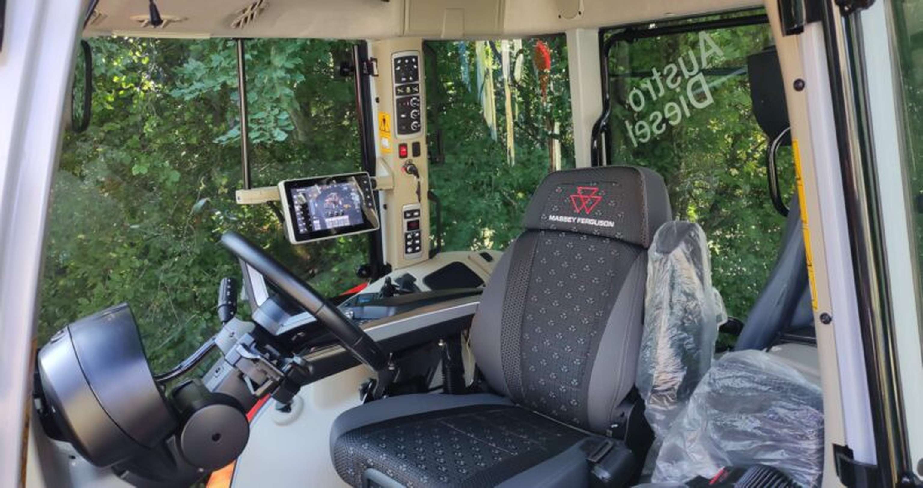 Die helle Traktorkabine passt wie ein Maßanzug.