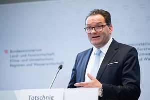Landwirtschaftsminister Totschnig am Rednerpult