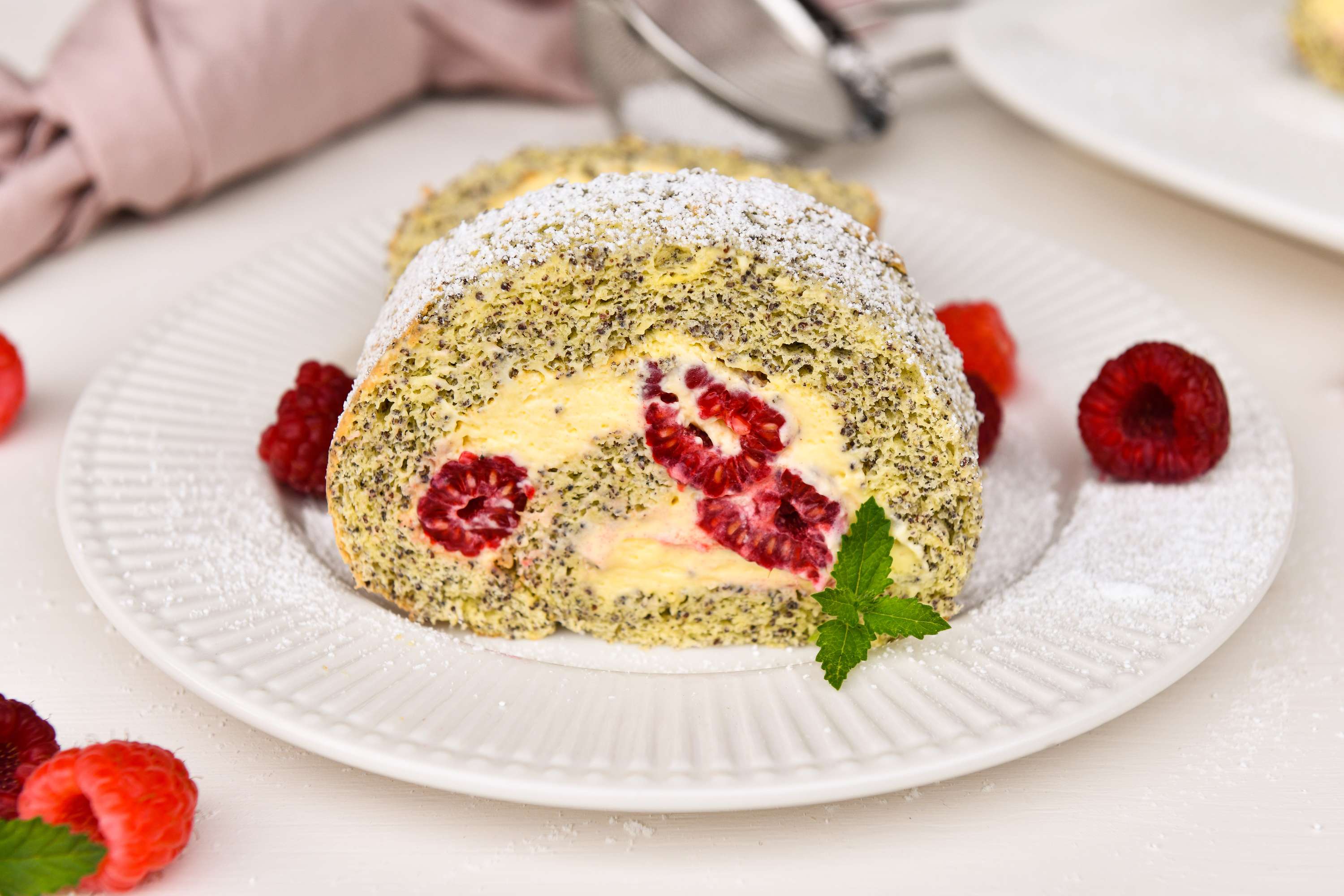 Mohnroulade mit einer Himbeere-Cremefüllung