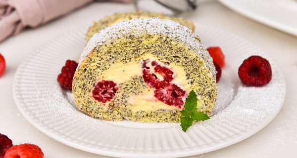 Mohnroulade mit einer Himbeere-Cremefüllung