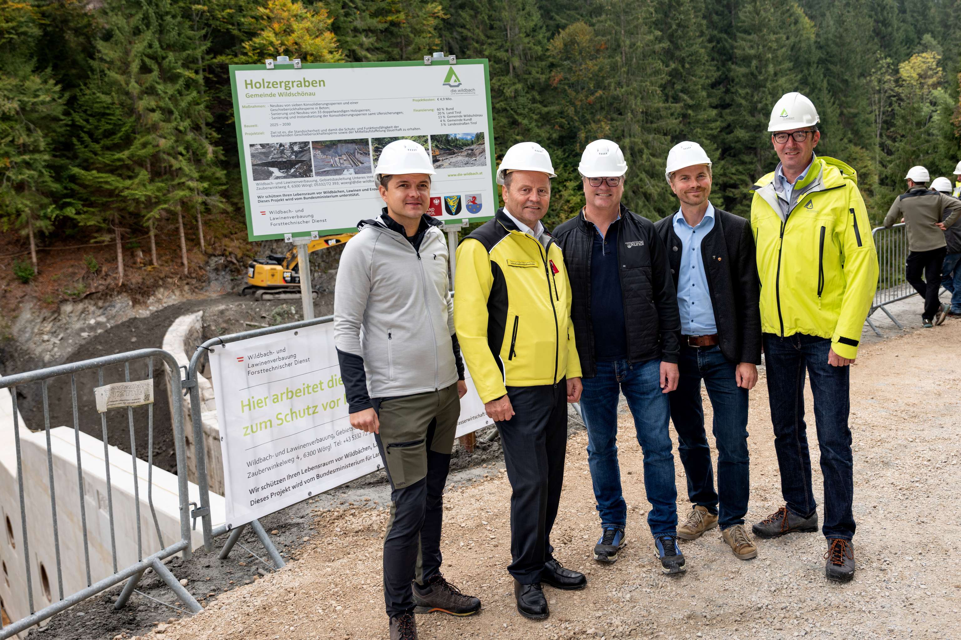 Lokalaugenschein im Holzergraben in der Wildschönau (v.l.): Kurt Berek (Bezirkshauptmann Kufstein), LH-Stv Josef Geisler, Anton Hoflacher (Bürgermeister Kundl), Hannes Eder (Bürgermeister Wildschönau) und Gebhard Walter (Leiter Sektion Tirol der WLV)