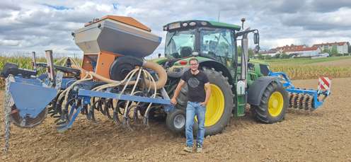 Biobauer Schoditsch mit seiner selbstgebauten Zinkensämaschine