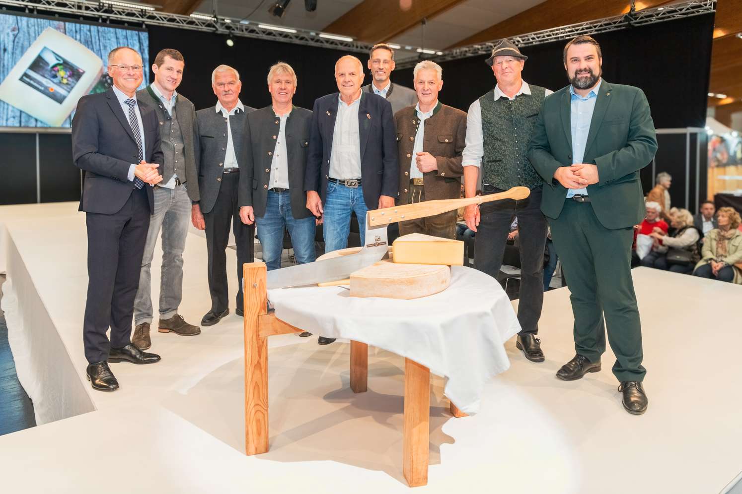Anschnitt des Tiroler Almkäse g. U. 2025 bei der Innsbrucker Herbstmesse