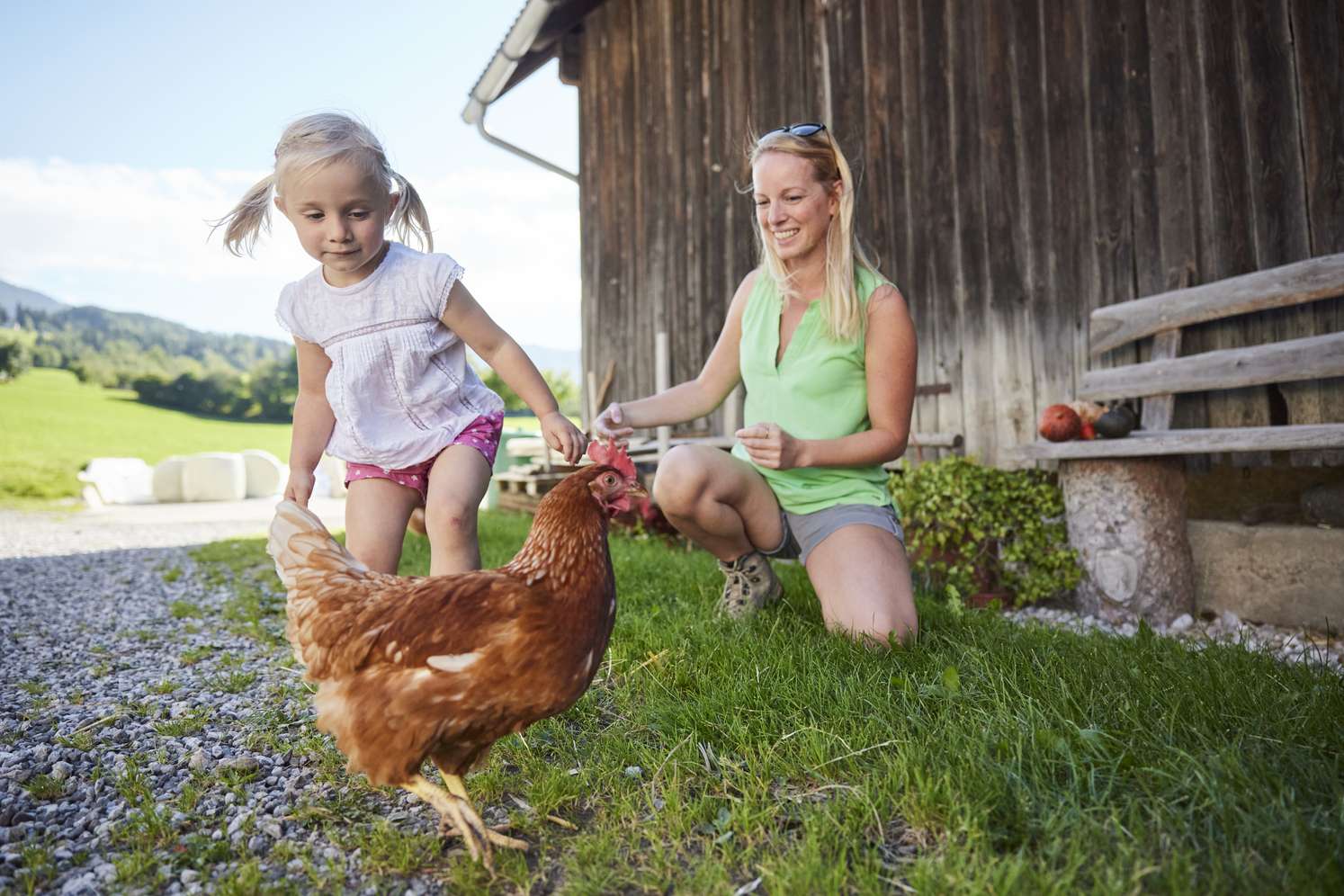 Mutter und Kind machen Urlaub am Bauernhof