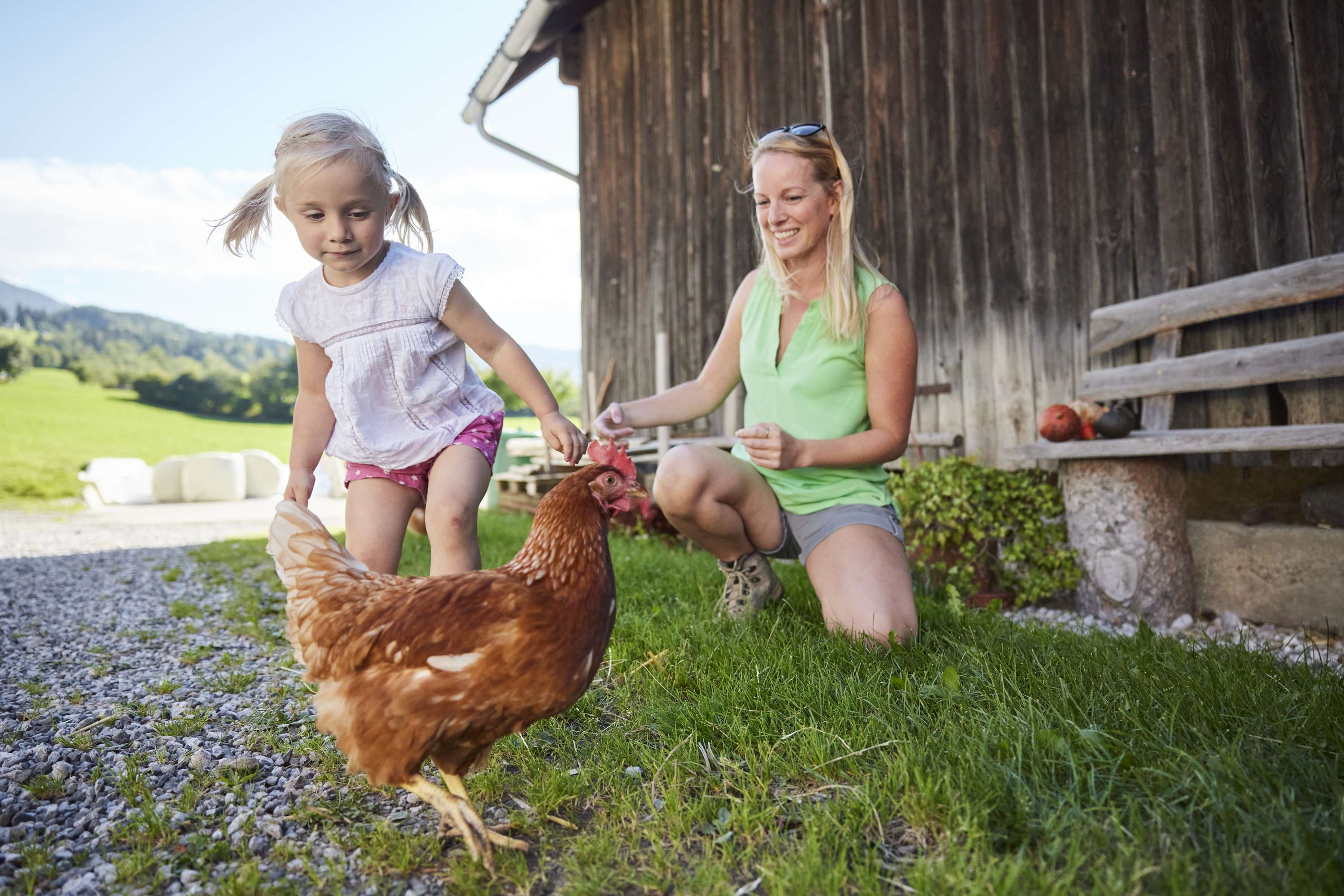 Mutter und Kind machen Urlaub am Bauernhof