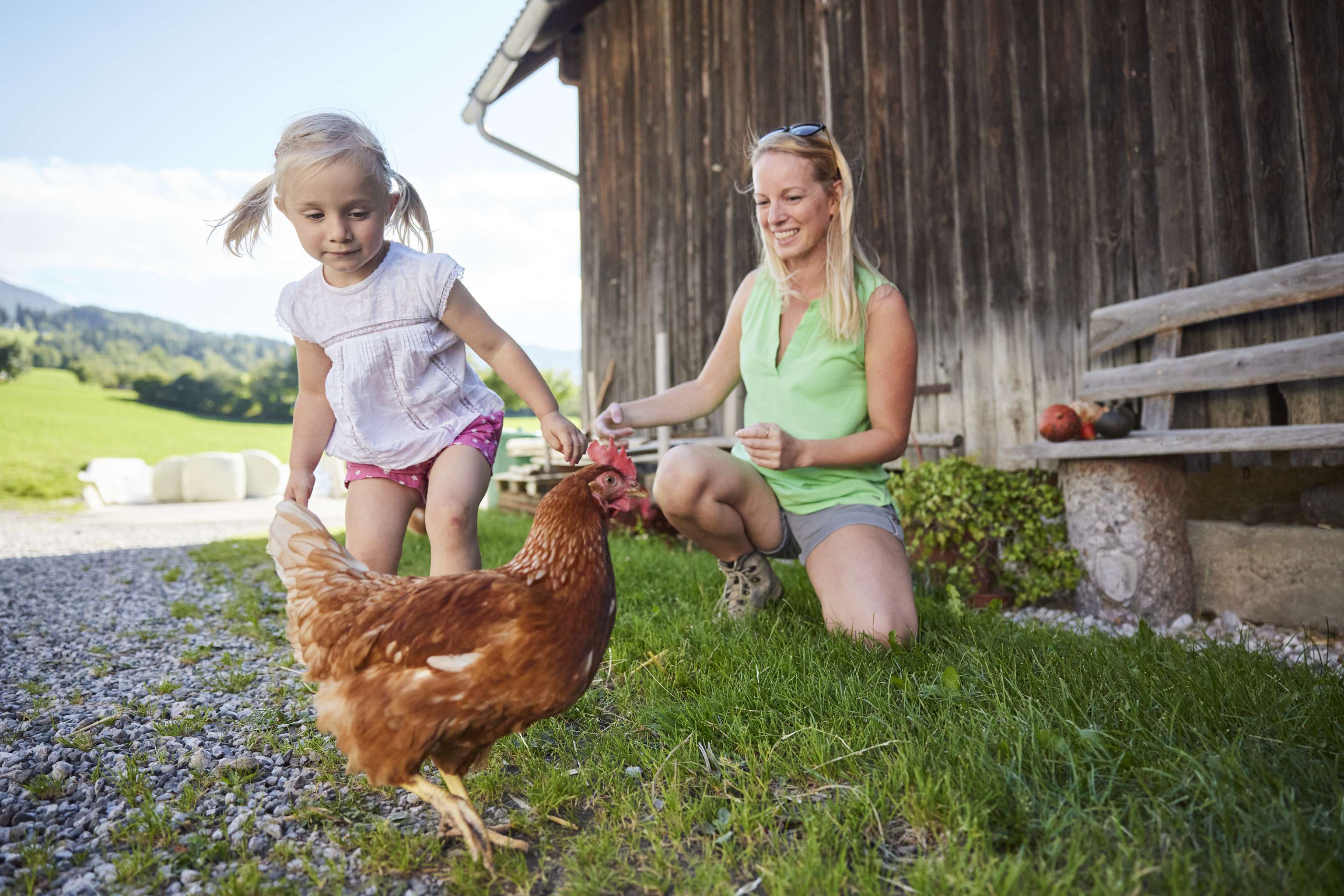 Mutter und Kind machen Urlaub am Bauernhof