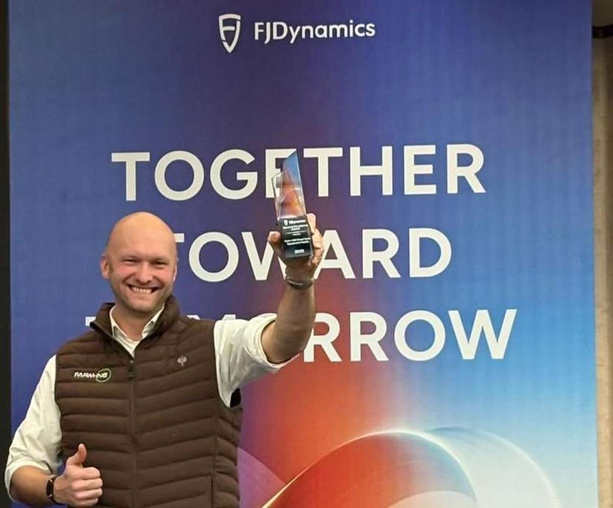 Gregor Witzmann, Geschäftsführer Farm-ING, mir dem Award