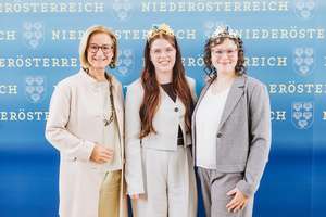 LH Mikl-Leitner mit den neuen Weinhoheiten Marie Huber und Laura Neustifter