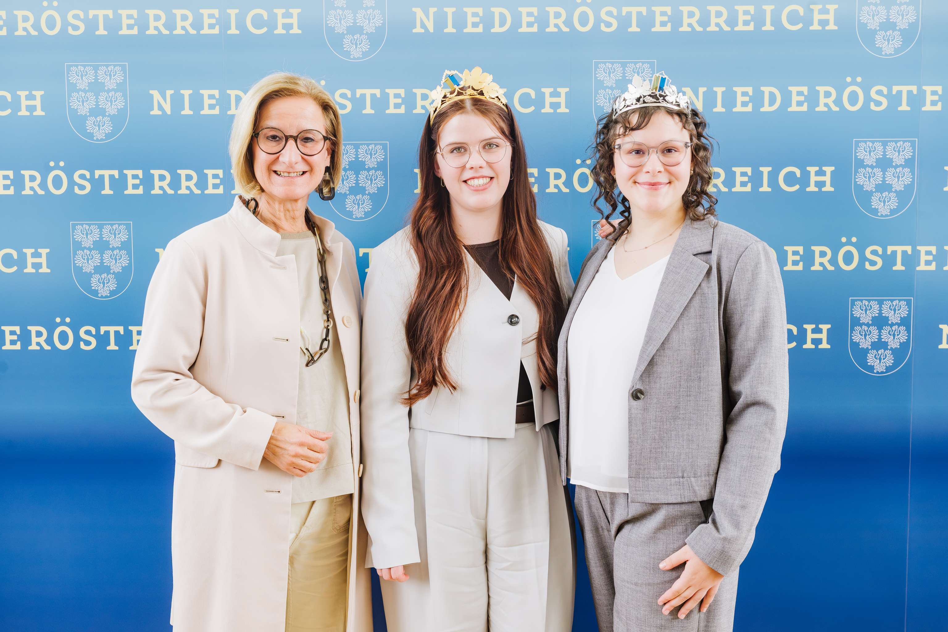 LH Mikl-Leitner mit den neuen Weinhoheiten Marie Huber und Laura Neustifter