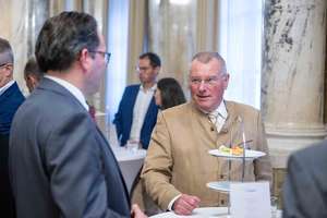Minister Totschnig mit Jubilar Franz Ledermüller (r.) bei den Feierlichkeiten.
