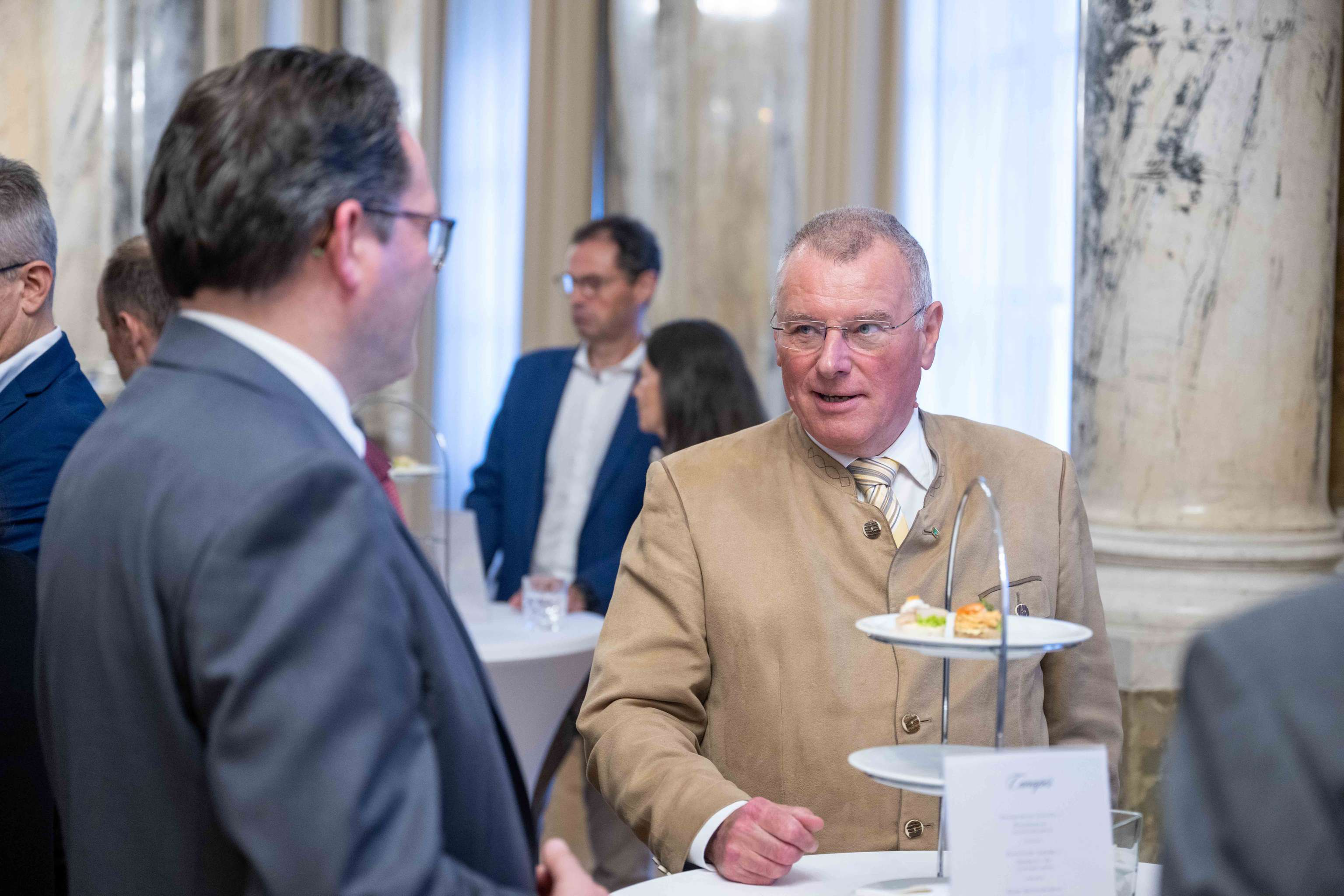 Minister Totschnig mit Jubilar Franz Ledermüller (r.) bei den Feierlichkeiten.