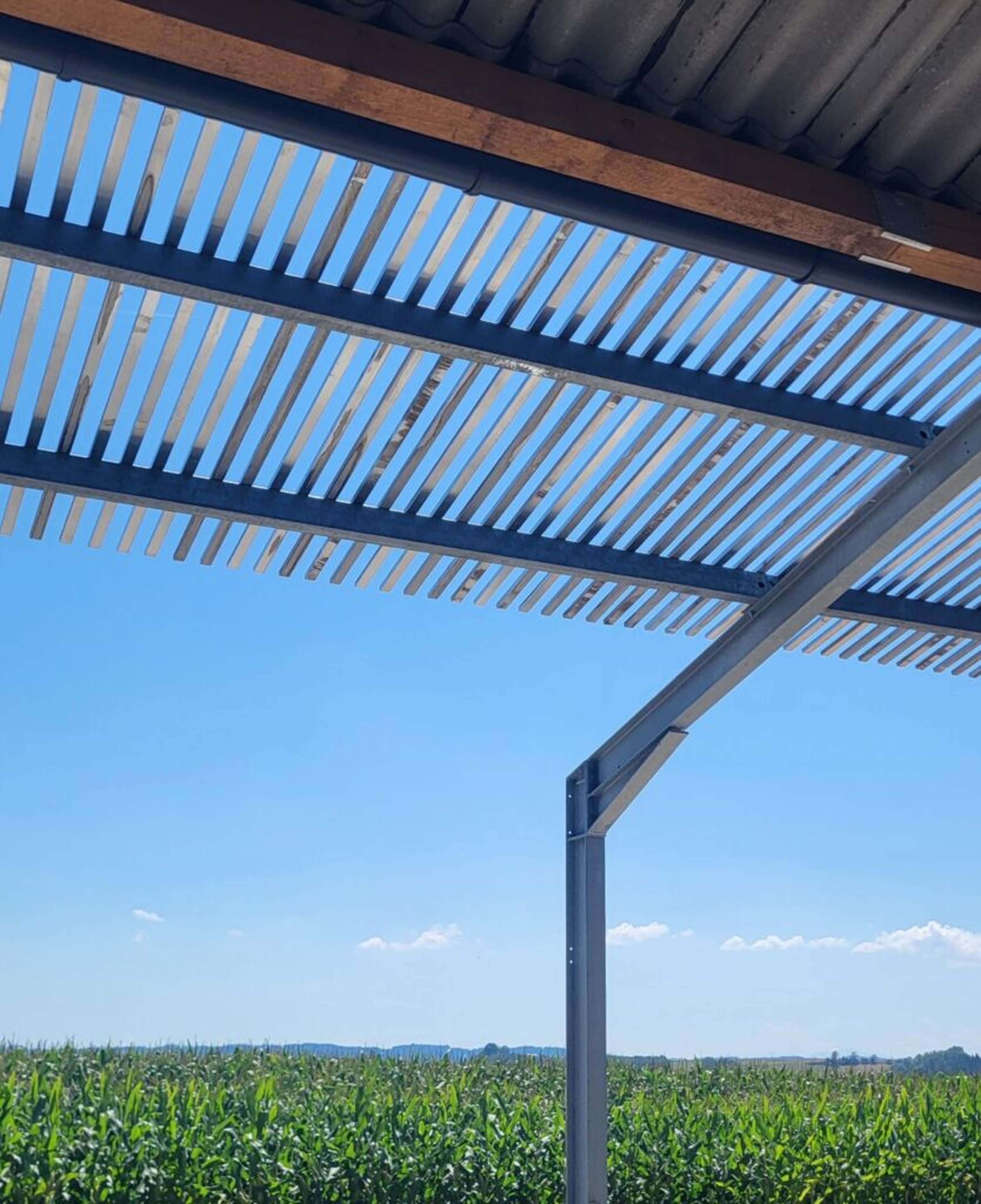 Aluminiumstäbe, die das Sonnenlicht brechen.