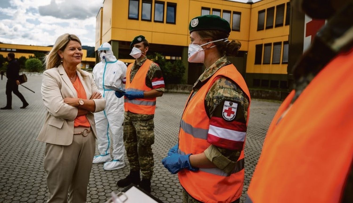 Verteidigungsministerin Klaudia Tanner mit den Soldaten im Corona-Assistenzeinsatz. Foto: Bundesheer/Daniel Trippolt