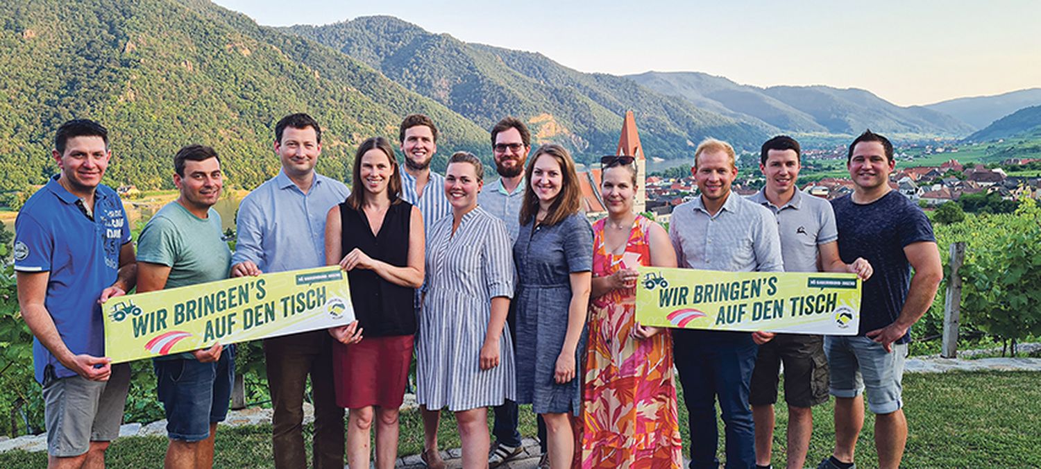Die Bauernbundjugend, unter Obmann Harald Hochedlinger (3.v.r.), präsentierte in der Wachau die neue Aufkleber-Aktion.