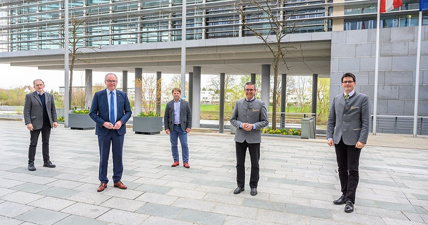 Pernkopf (2. v. li.), Mayr (re.): „Effiziente Bewässerung macht Sinn.“