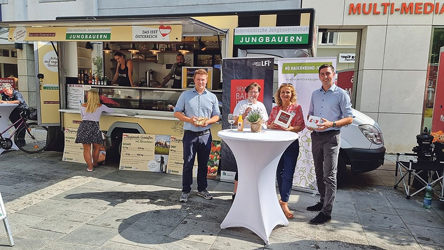 EU-Abgeordneter Alex Bernhuber (r.) unterstützt die Jungbauern.