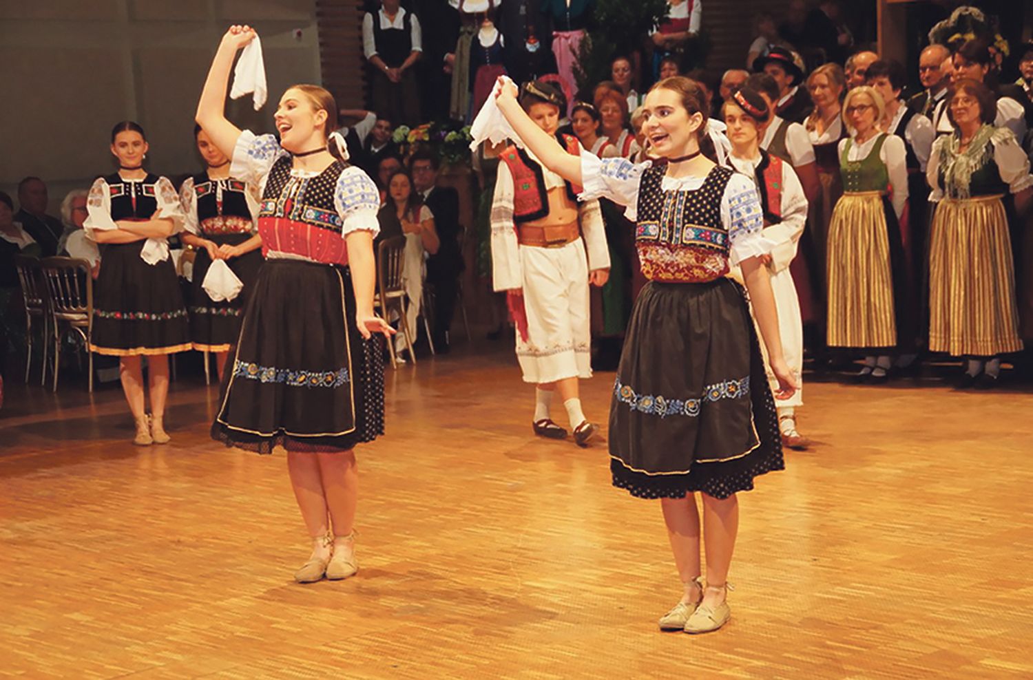Traditioneller Volkstanz sowie flotte Ballmusik – und damit beste Unterhaltung – erwarten die Gäste. Dresscode ist die Tracht.