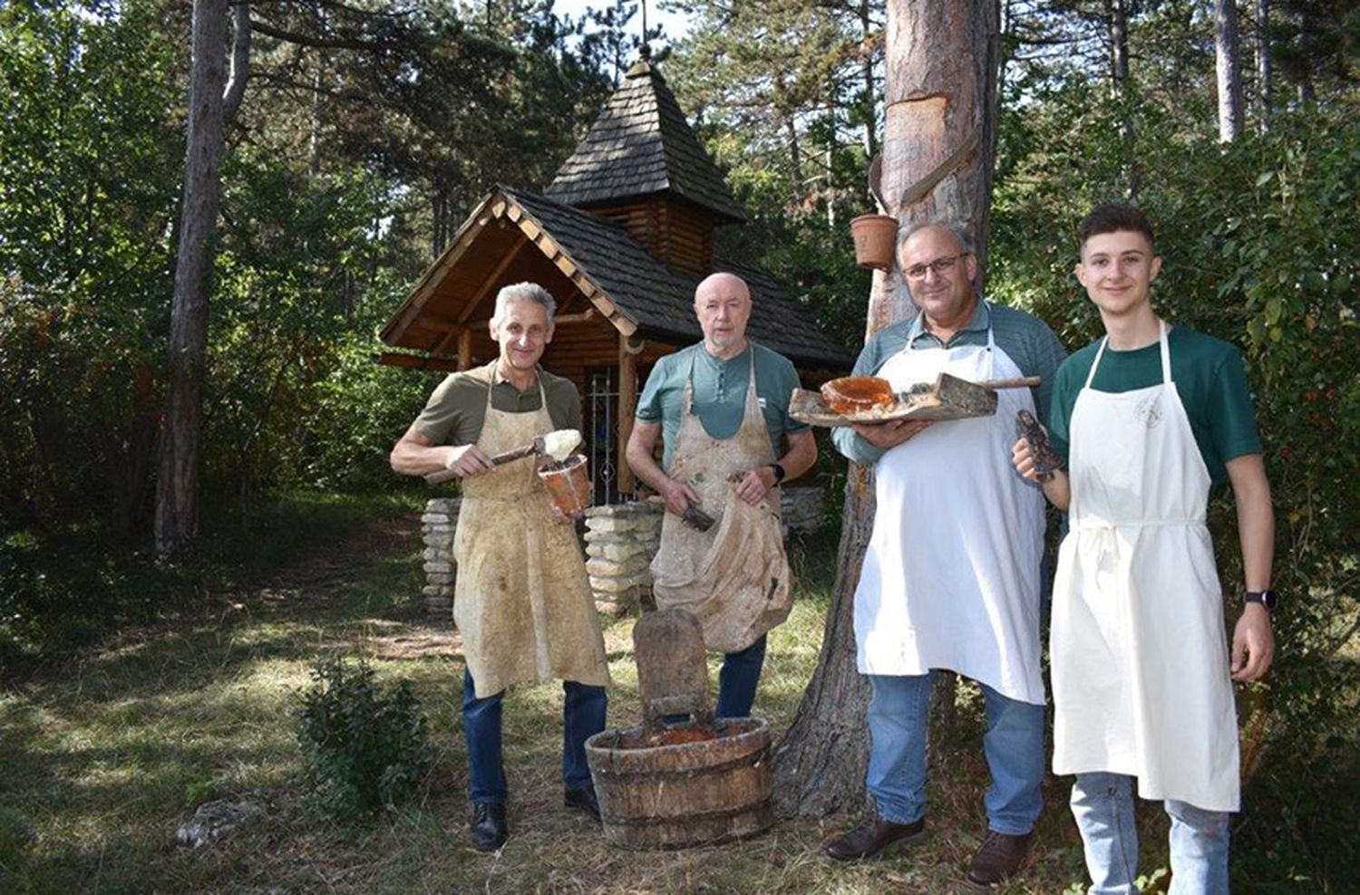 Projektleiter Ernst Schagl, Pecher Gerhold Wöhrer (er bearbeitete in den 1960er und 1970er Jahren noch hunderte Harzbäume), Gerhard Schagl und Jungpecher Lukas mit alten Pecherwerkzeugen vor der Pecherkapelle mit der einzigen Pecherglocke Österreichs, die zu Ehren der verstorbenen Pecher errichtet wurde.