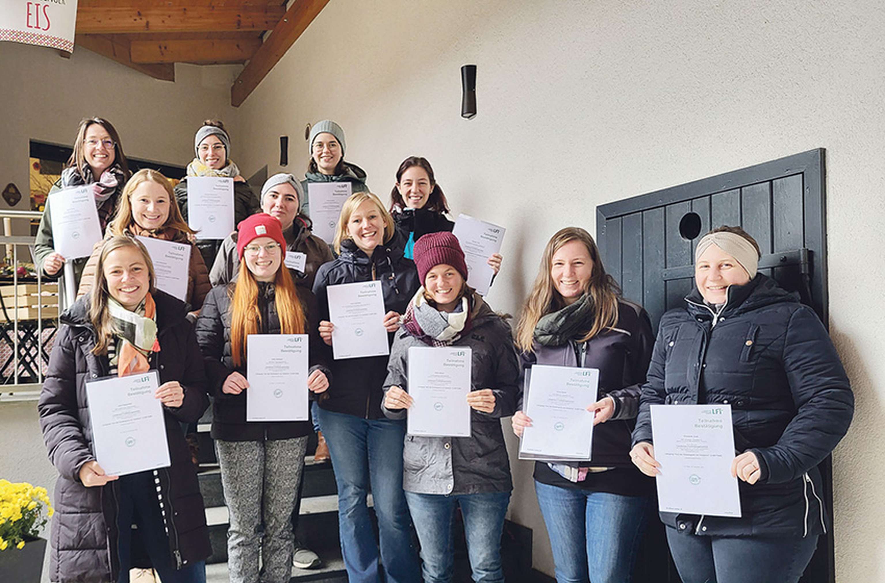 Die ersten zwölf Absolventinnen des Lehrganges haben ihre Zertifikate erhalten.