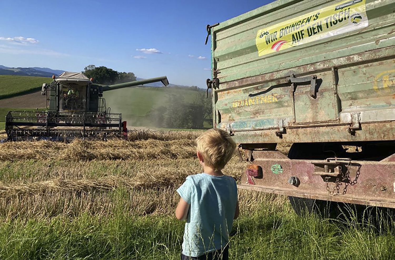 Mit großen grünen Aufklebern auf landwirtschaft- lichem Gerät wird landesweit für mehr Verständnis im öffentlichen Straßenverkehr geworben.