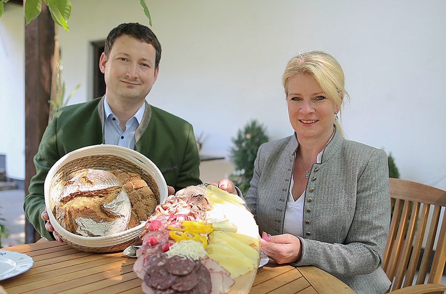 Bundesbäuerin NAbg. Irene Neumann-Hartberger und NÖ Bauernbunddirektor Paul Nemecek setzen sich gemeinsam gegen die Verschwendung von Lebensmitteln ein.