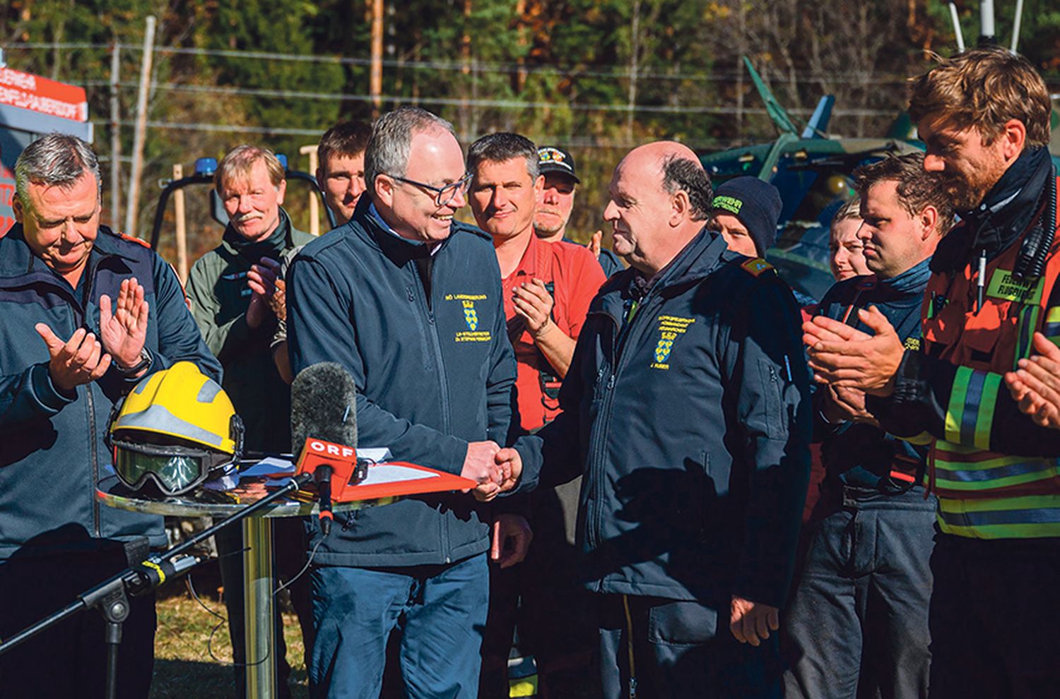 LH-Stellvertreter Stephan Pernkopf bedankte sich nach dem „Brand aus“ bei Einsatzleiter Josef Huber und Landesfeuerwehrkommandant Dietmar Fahrafellner in Hirschwang.