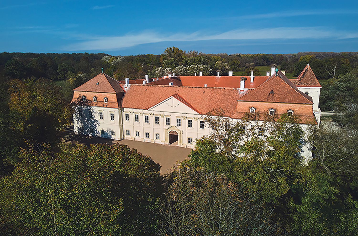 Dem Marchfeld inmitten ist der Ausstellungsort Schloss Marchegg eingebettet.