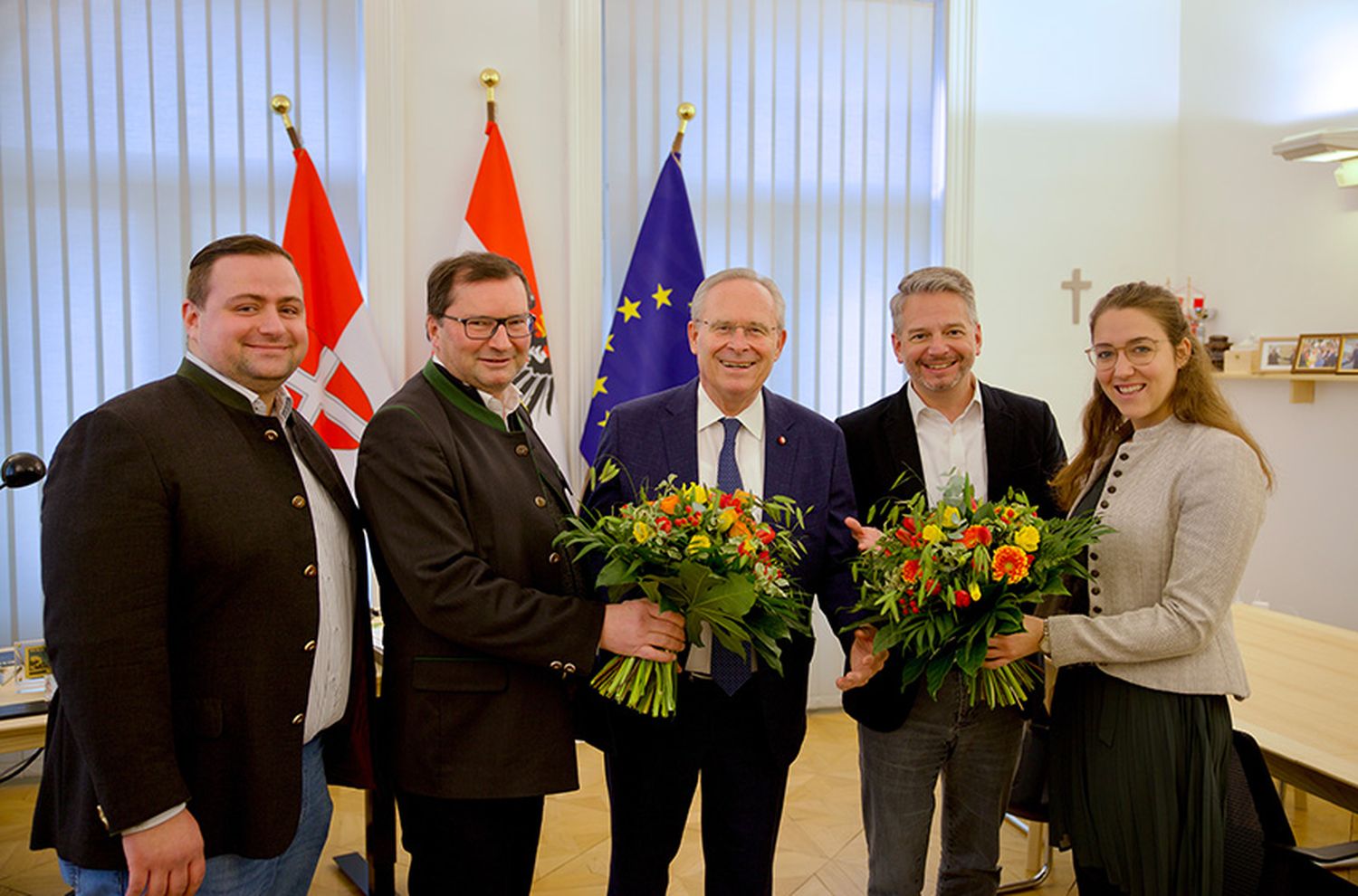 Auch Landesparteiobmann Karl Mahrer bekam einen Blumenstrauß überreicht.