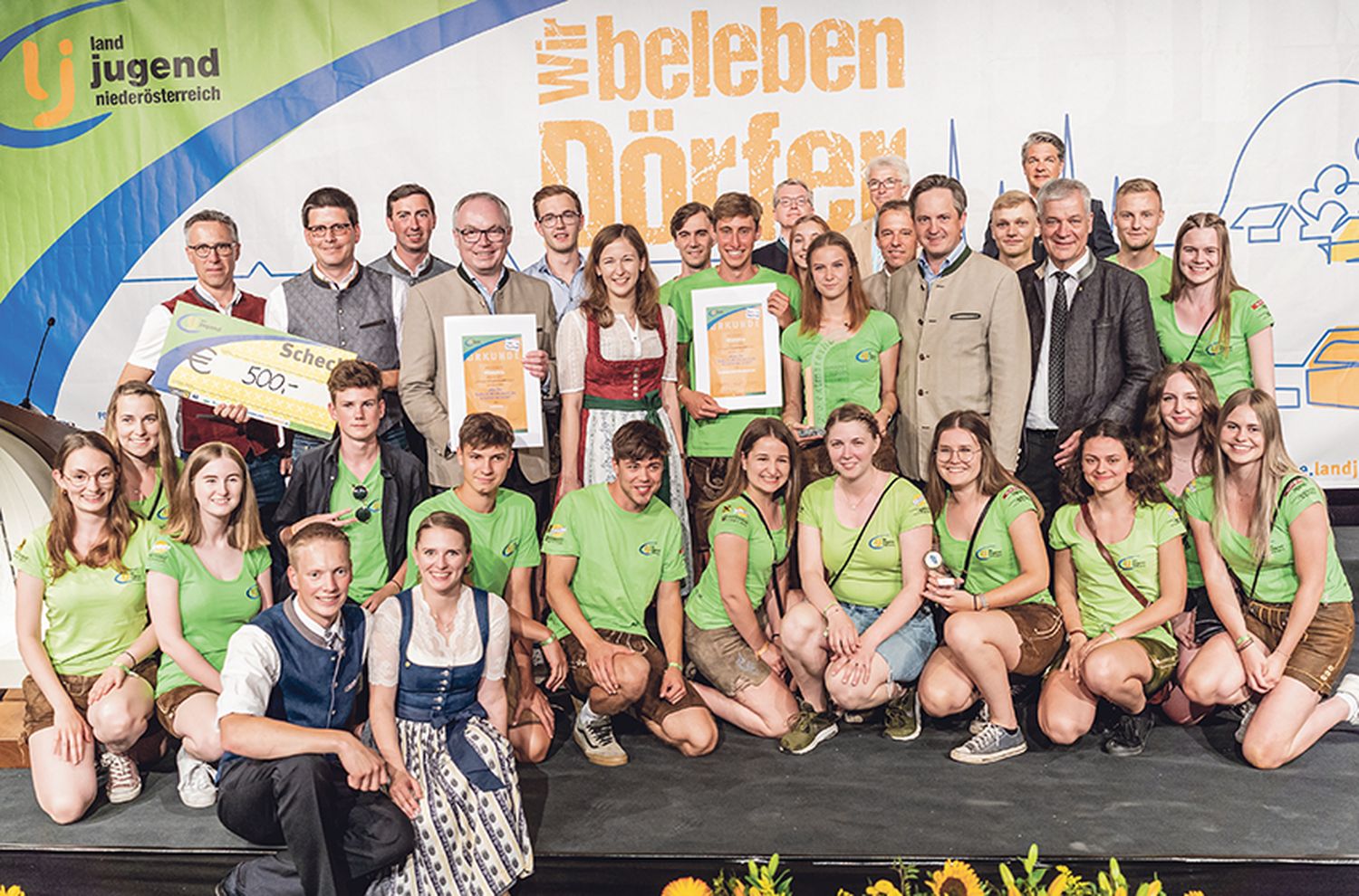 Strahlende Sieger des diesjährigen Projektmarathons: die Landjugend Allhartsberg. Unter den Gratulanten: Claudia Plakolm, Stephan Pernkopf und Georg Strasser.