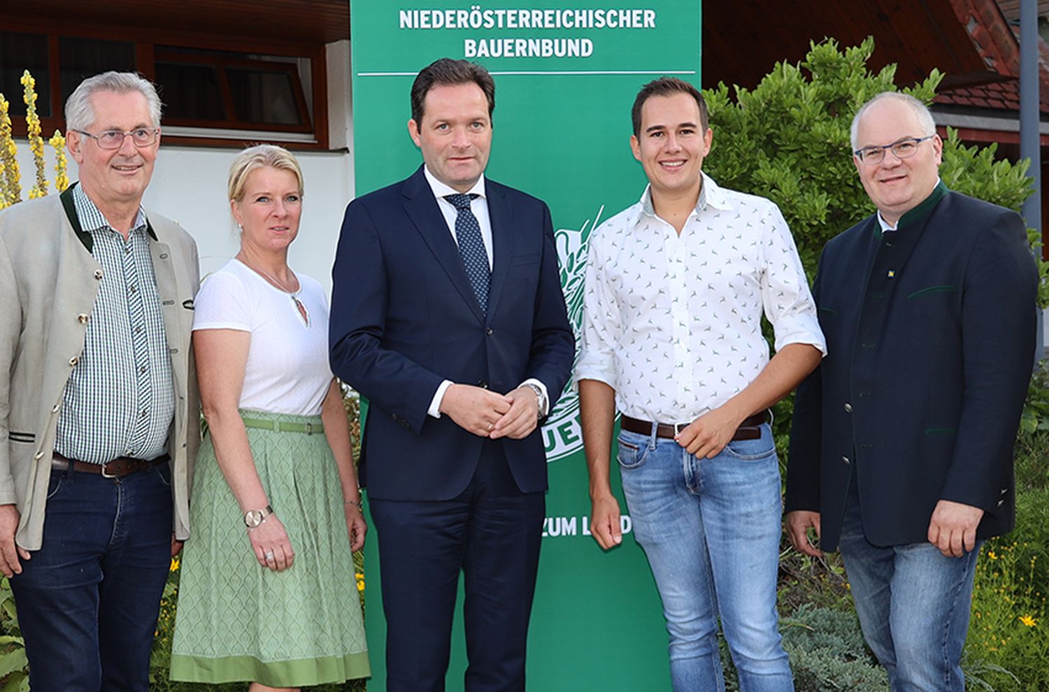 Bezirksobmann BR Martin Preineder, Bundesbäuerin Irene Neumann-Hartberger, Bundesminister Norbert Totschnig, Manuel Zusag und Bezirksobmann Thomas Handler.