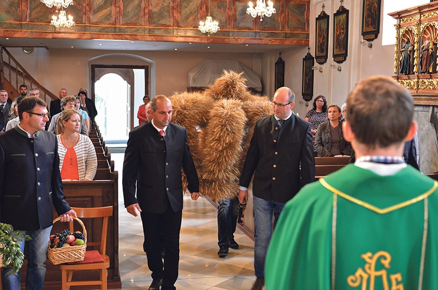 Mit Erntekrone und Erntegaben wurde auch in Gnadendorf Erntedank gefeiert.